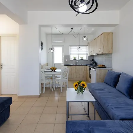 Adelphes Beachfront With Direct Connection To The شقة