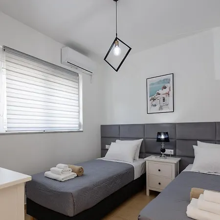 Adelphes Beachfront With Direct Connection To The شقة